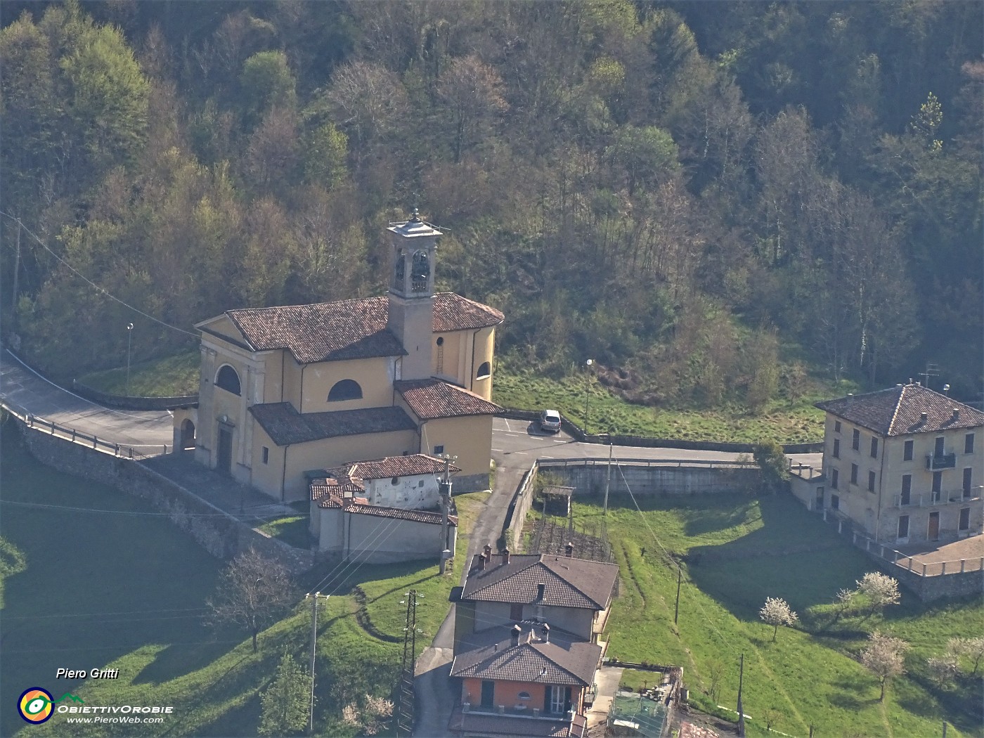 23 Zoom sulla chiesa di Spino al Brembo.JPG